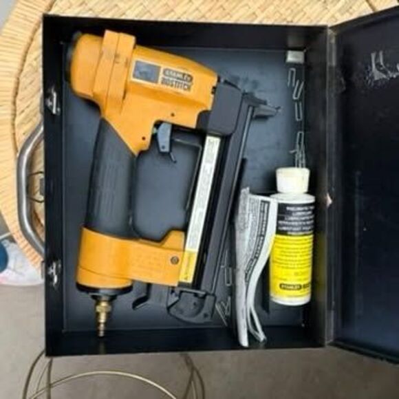 Stanley Bostitch pneumatic staple gun kit with metal case - Picture 2 of 4